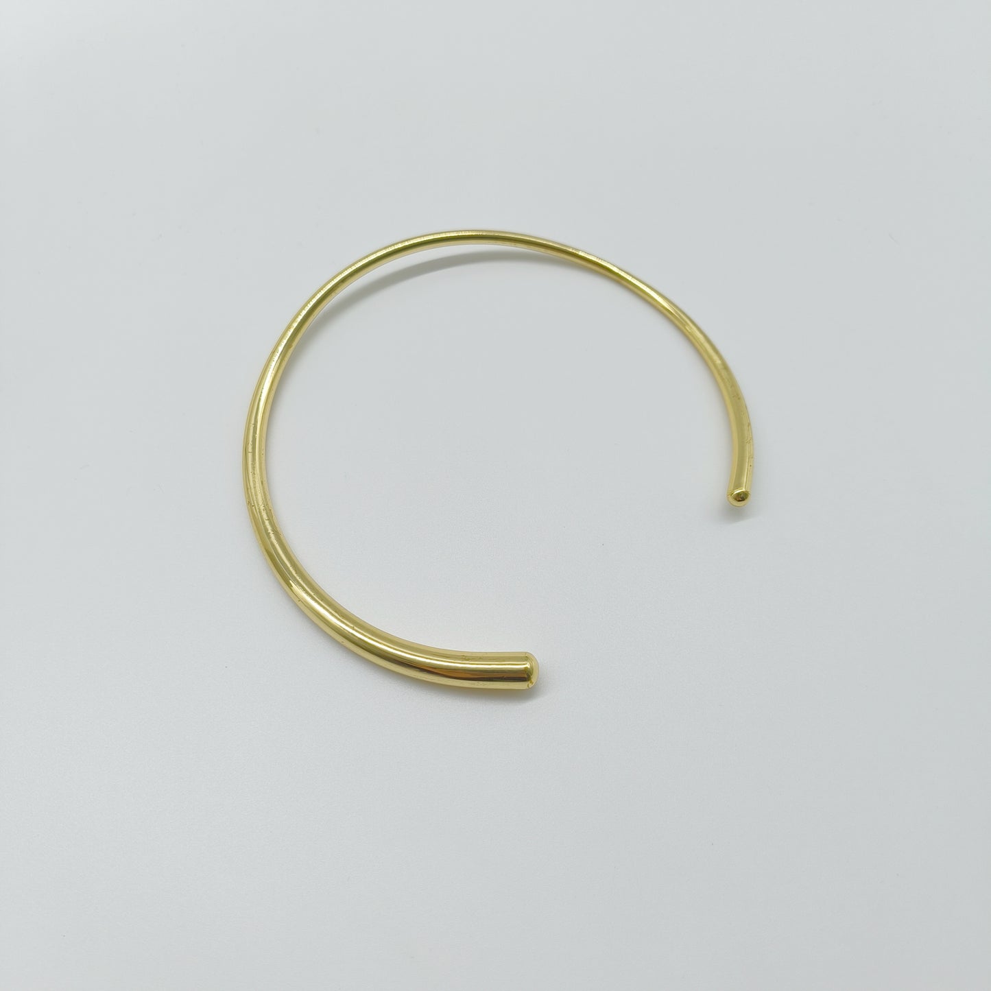 Open Gold Metal Choker – Sleek Curve Collar Necklace for Layering