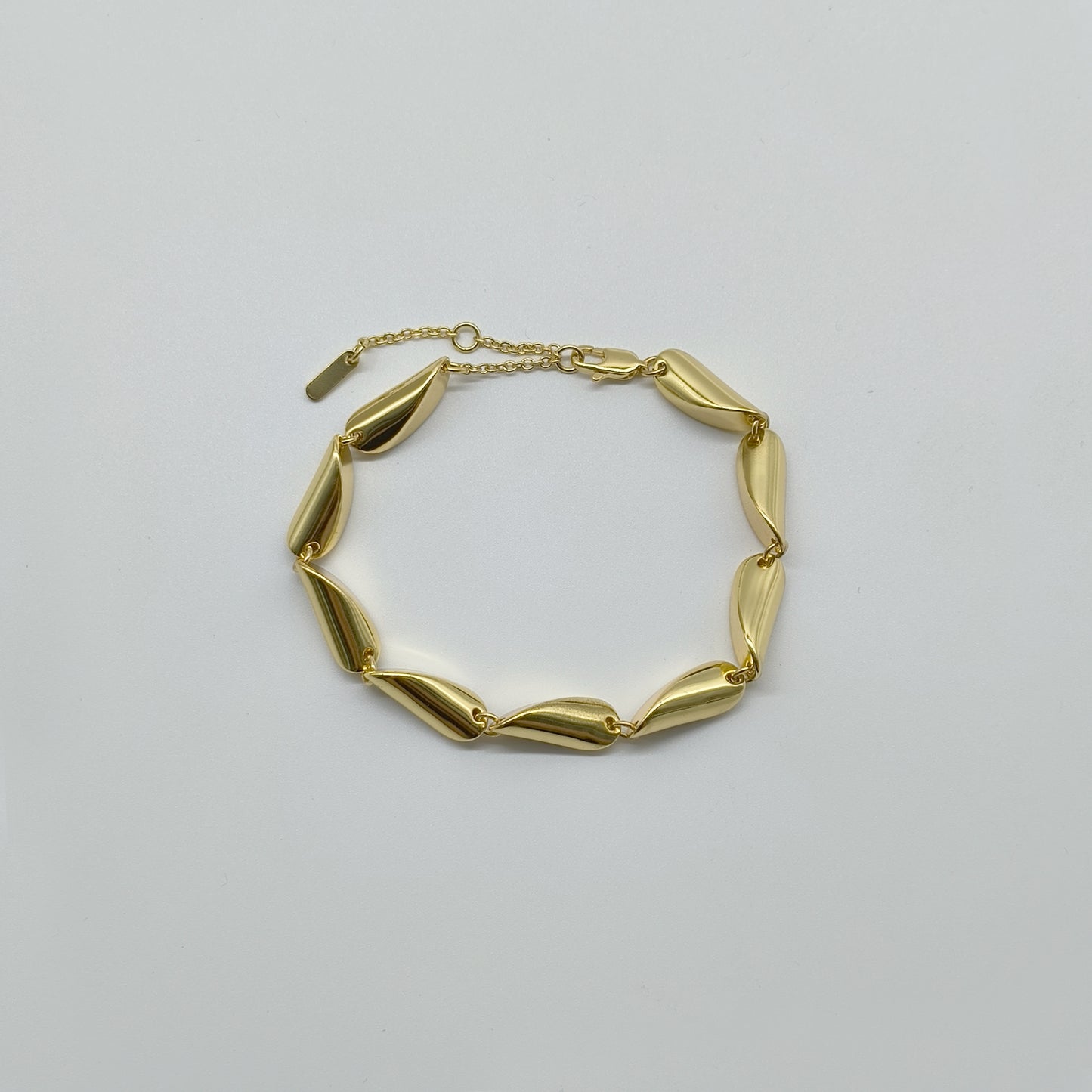 Modern Twisted Gold Bracelet – Statement Chain for Women