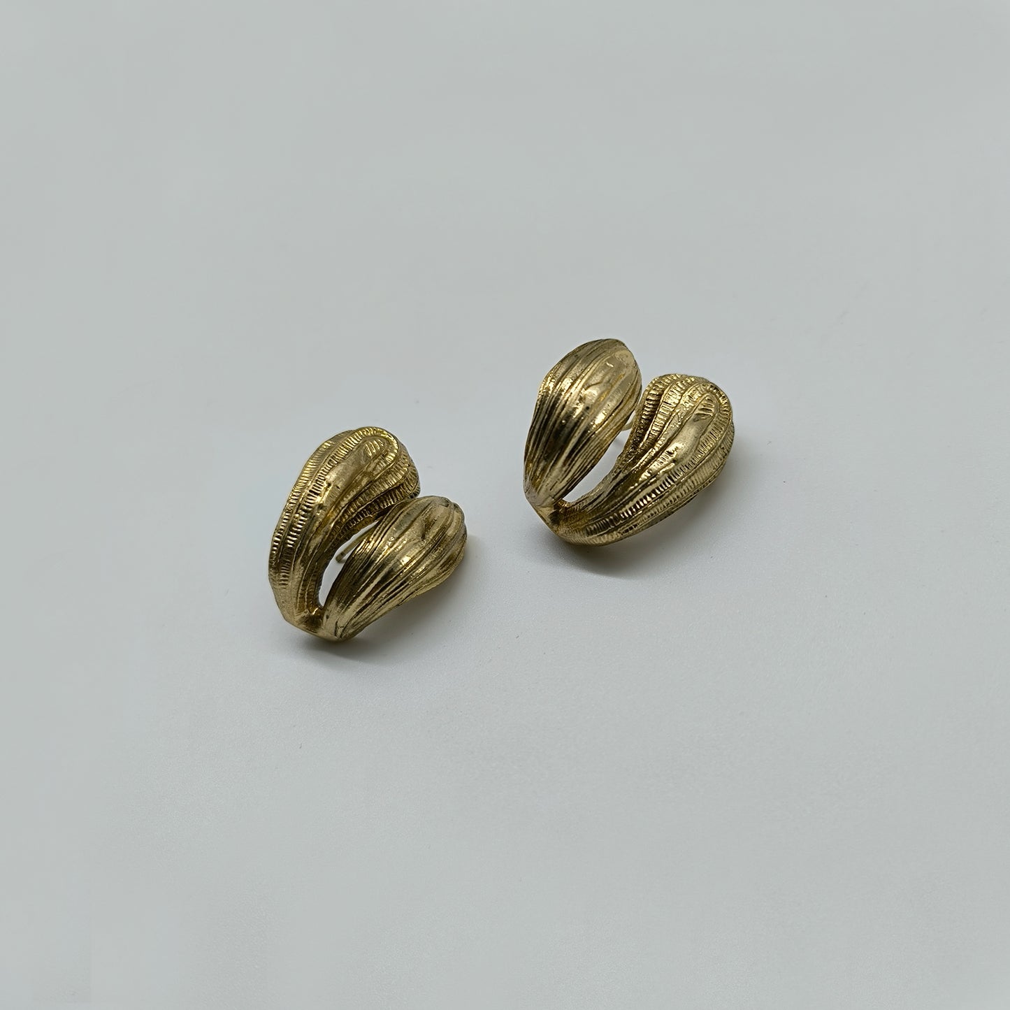 Gold earring stud