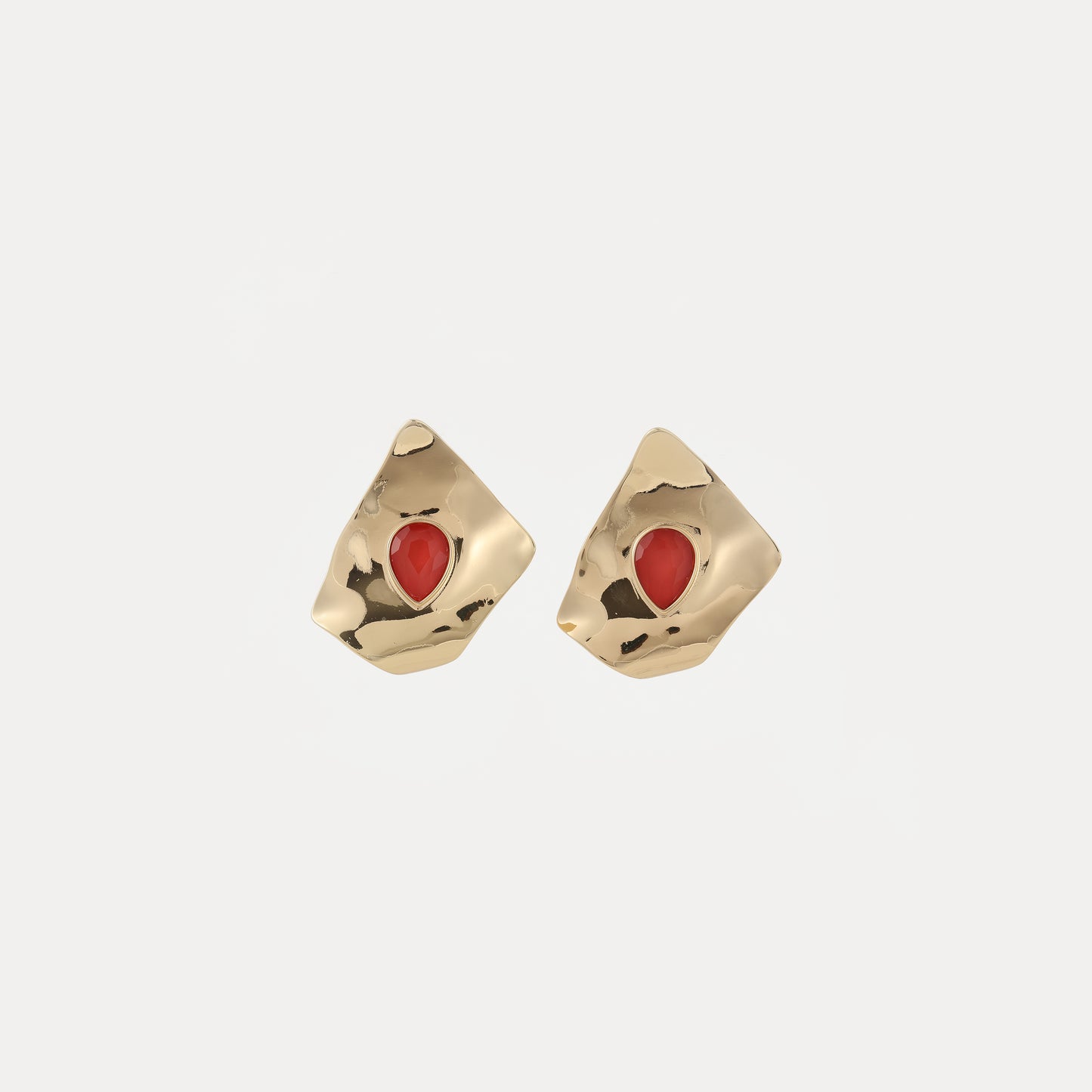 Gold hammered diamond-shaped with red teardrop crystal stud earrings