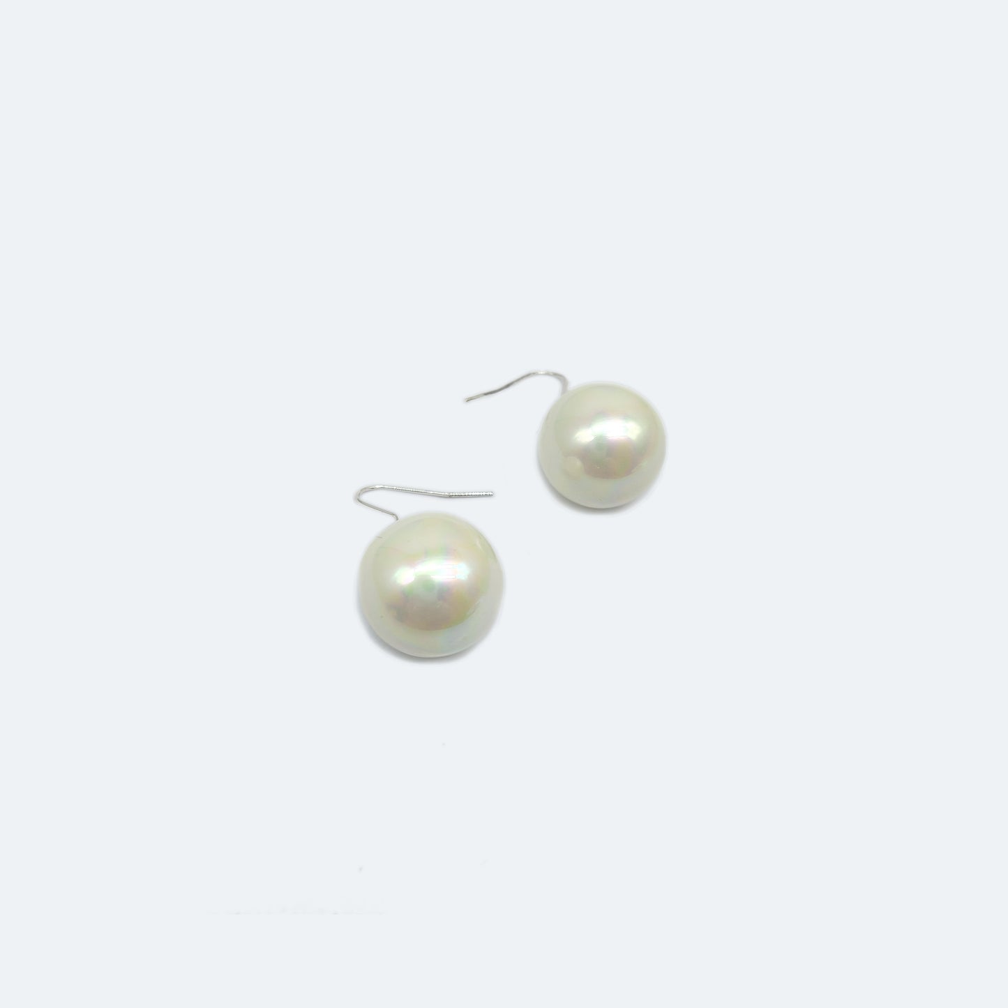 Large pearl earring
