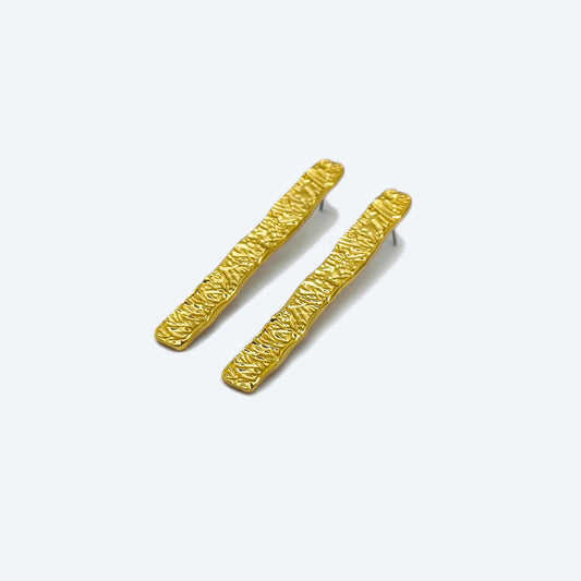 Woman's gold earring - Long textured earring