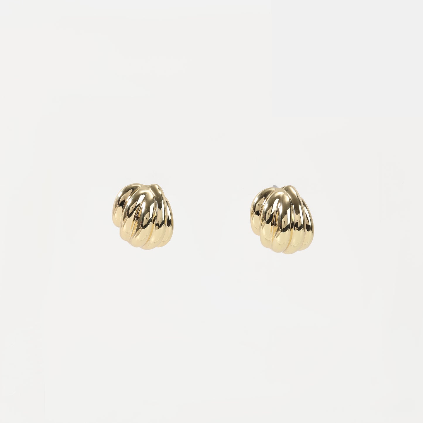 Gold shell-shaped ridged stud earring