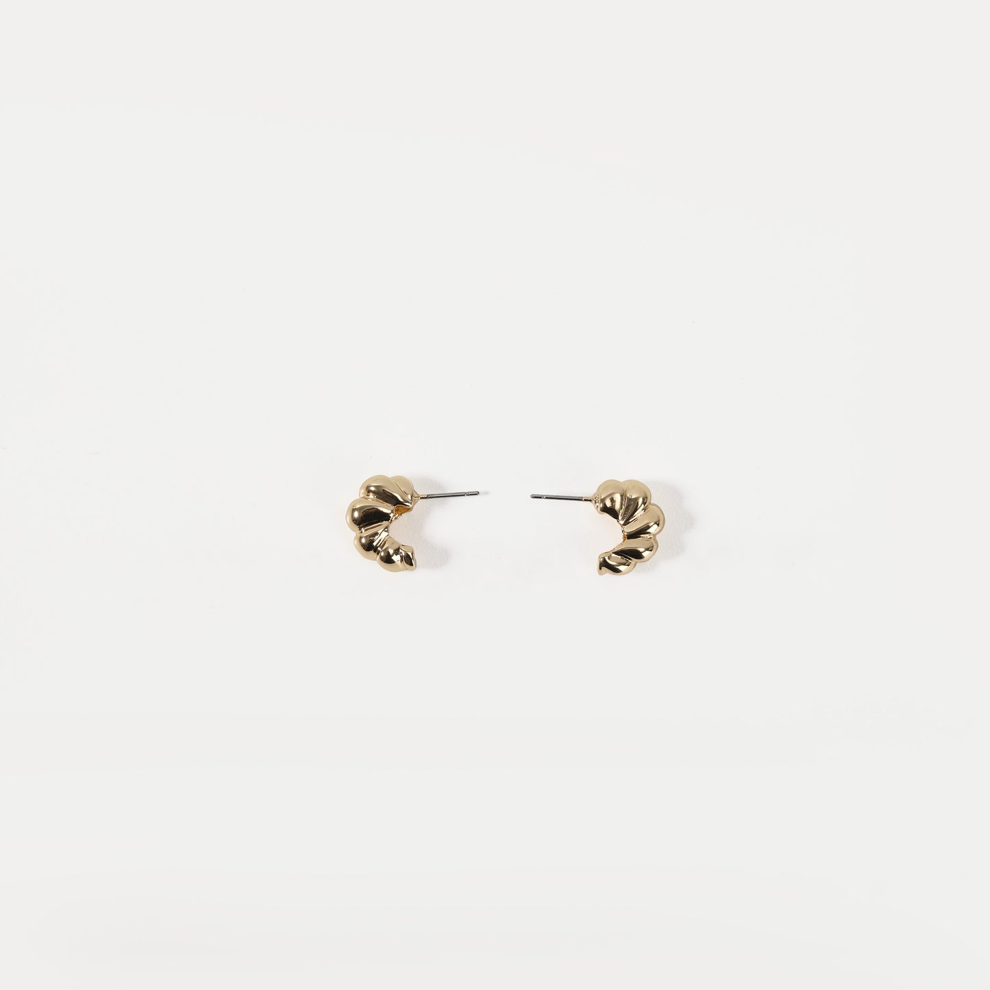 Gold shell-textured open hoop stud earring